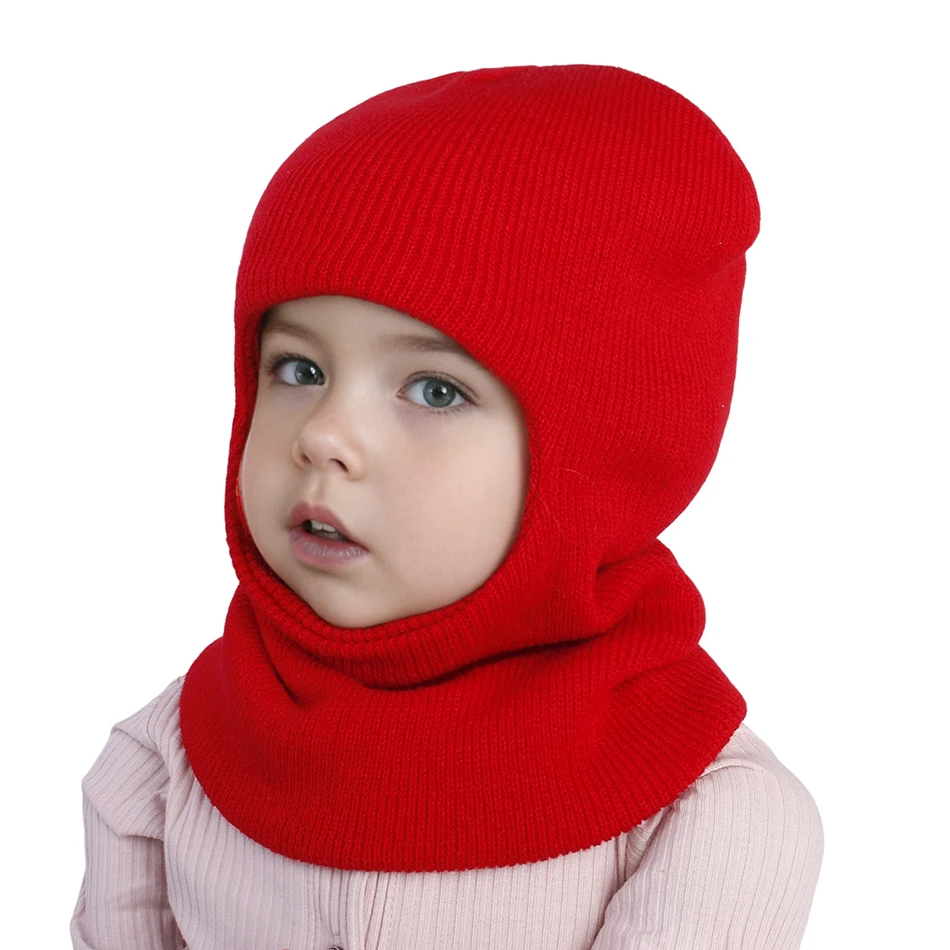 Niño usando el gorro pasamontañas en exteriores
