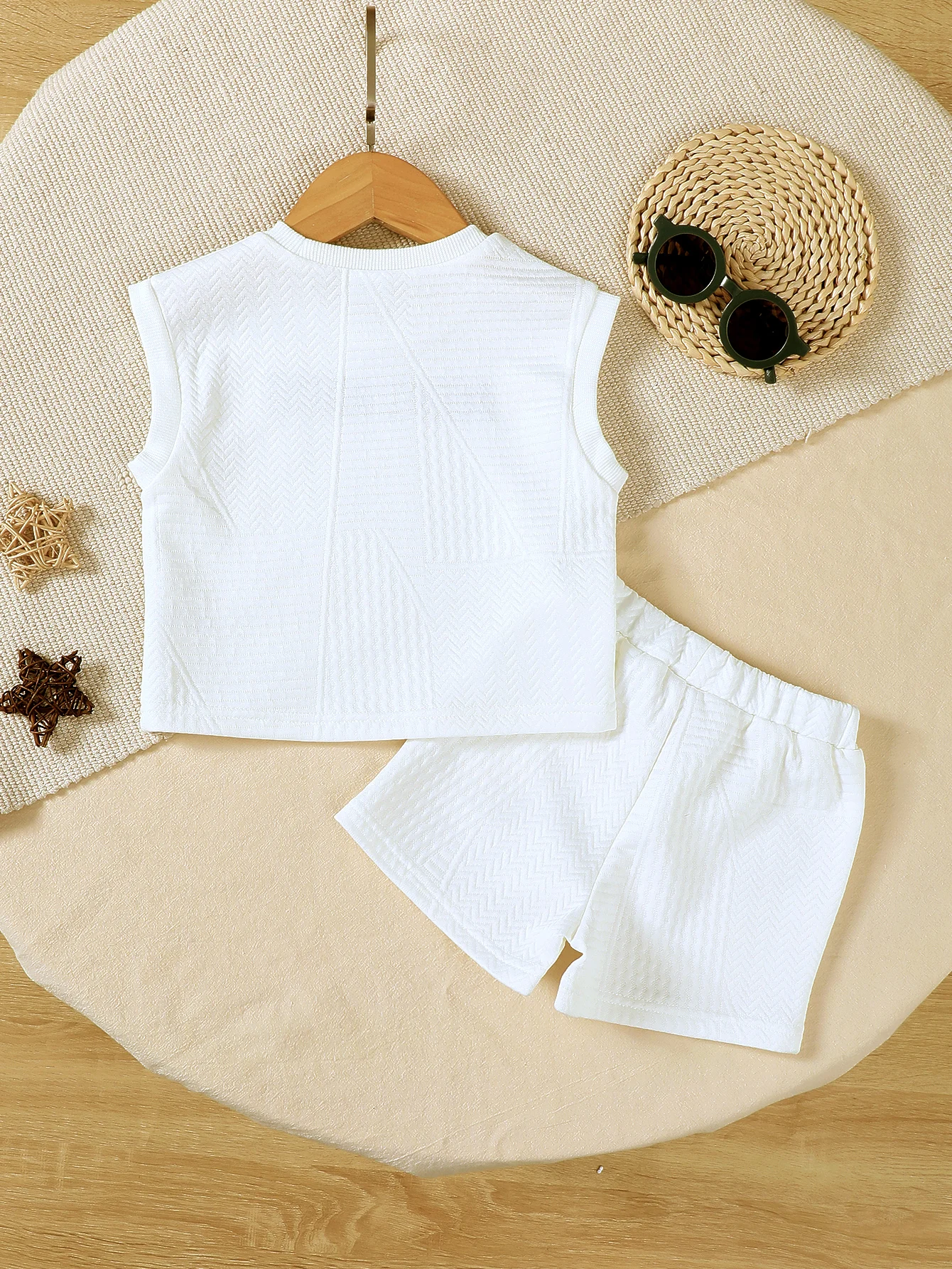 Conjunto deportivo de bebé con chaleco de letras y pantalón corto - imagen 4