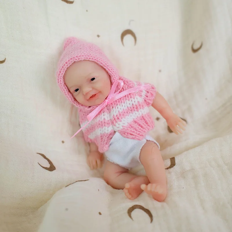 Vista frontal de la muñeca NPK Charlie Reborn