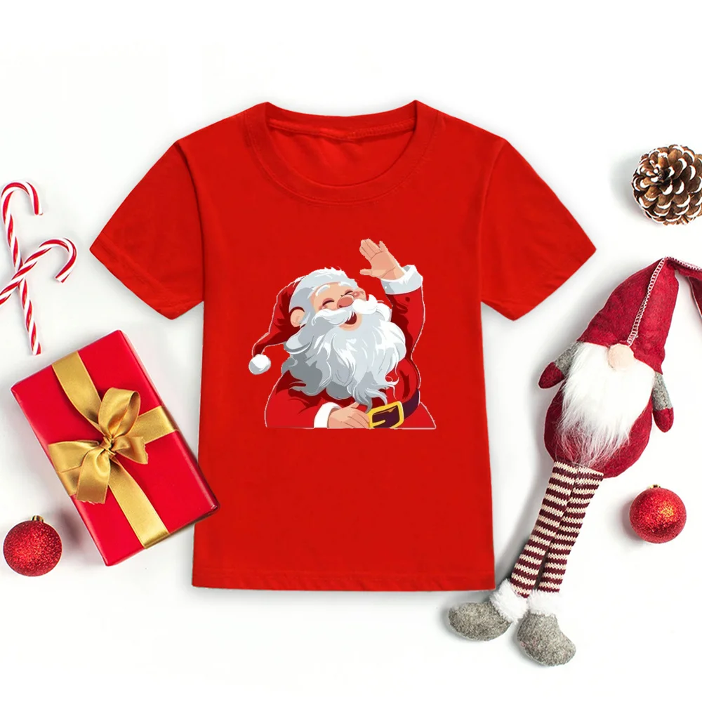 Camiseta navideña infantil combinada con diferentes conjuntos