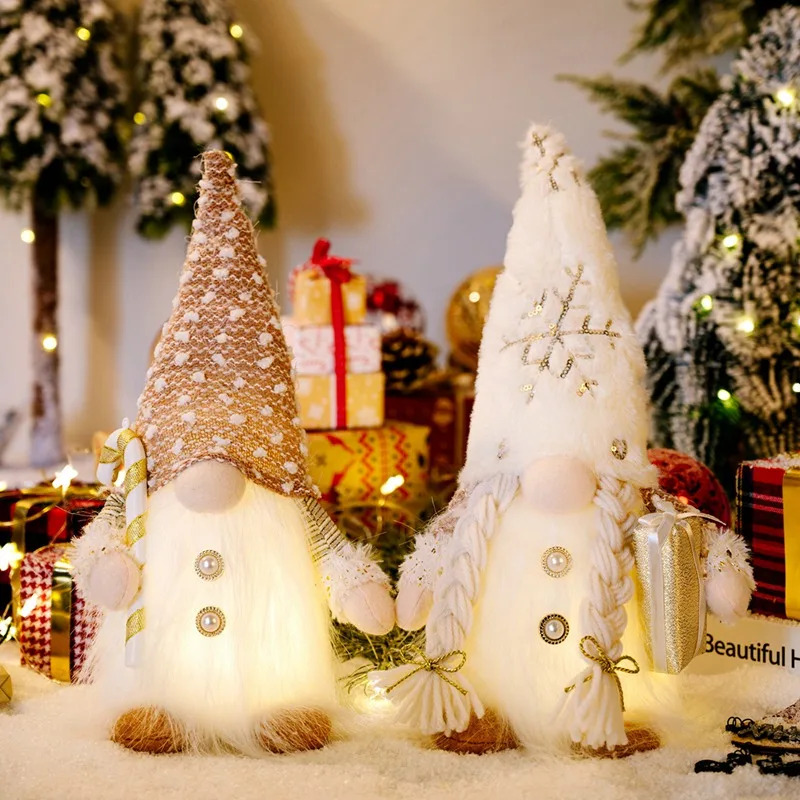 Gnomo Navidad sin rostro en ambiente festivo