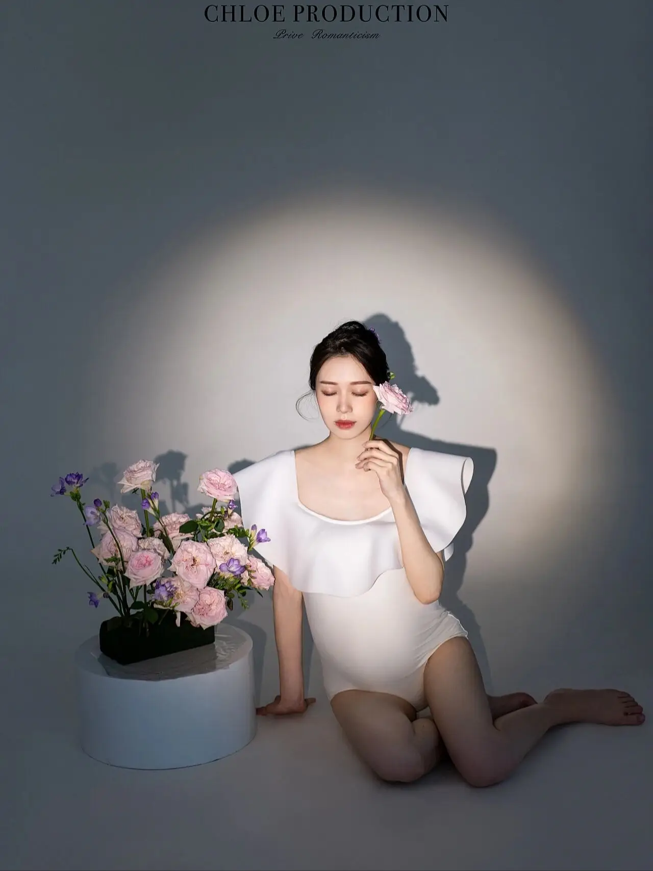 Vestido de maternidad blanco elegante con volantes para fotos - imagen 2