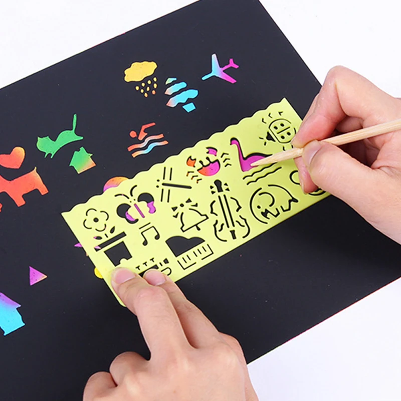 Niños creando manualidades con papel rascar
