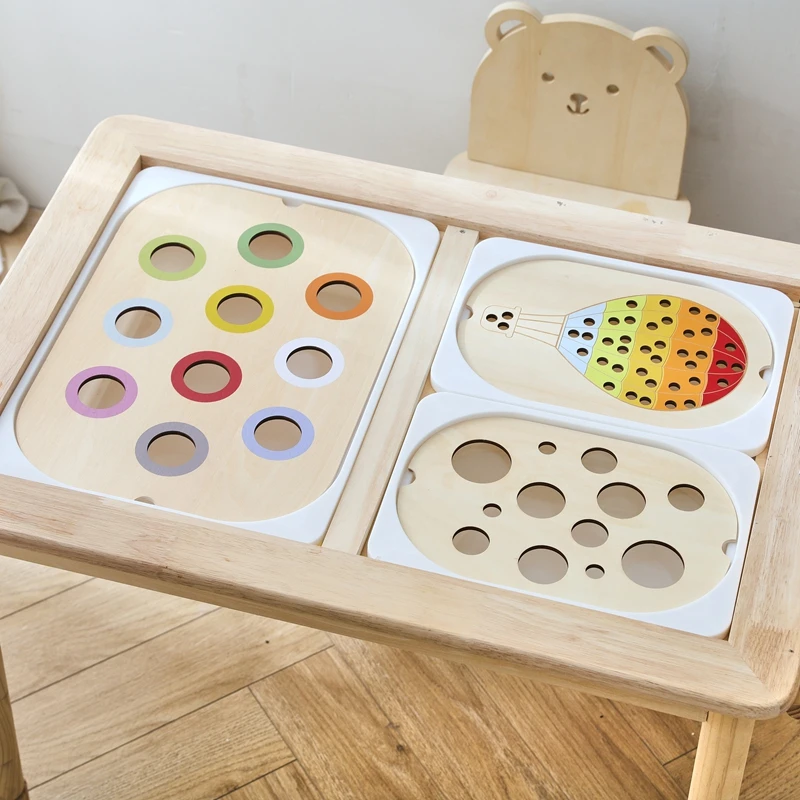 Mesa sensorial Montessori con bolas de colores para niños