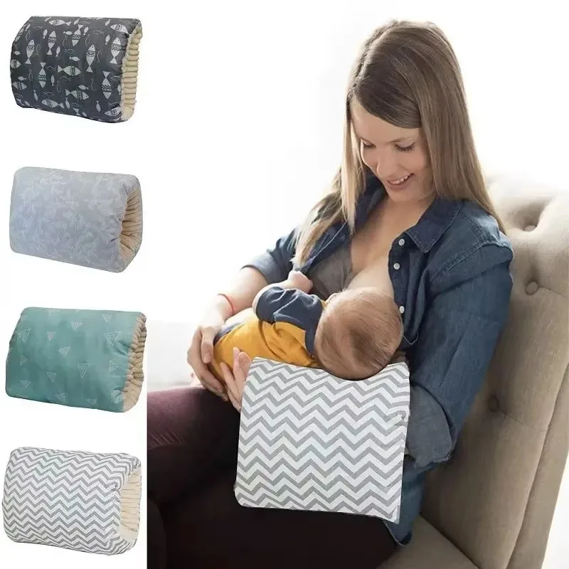Almohada de lactation en uso, posición cómoda para amamantar