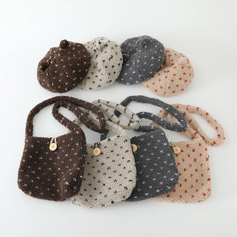 Conjunto gorro y bolsa de lana de cordero para bebé - imagen 2