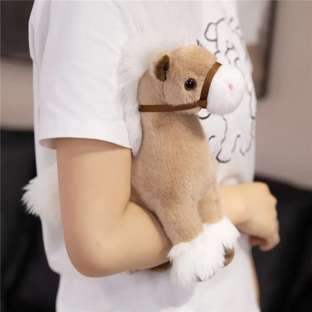 El peluche caballo desde diferentes ángulos mostrando su acabado