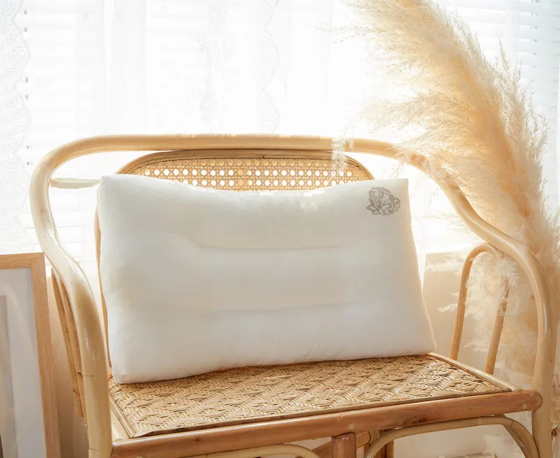 Almohada infantil de algodón orgánico con bordado floral - imagen 2