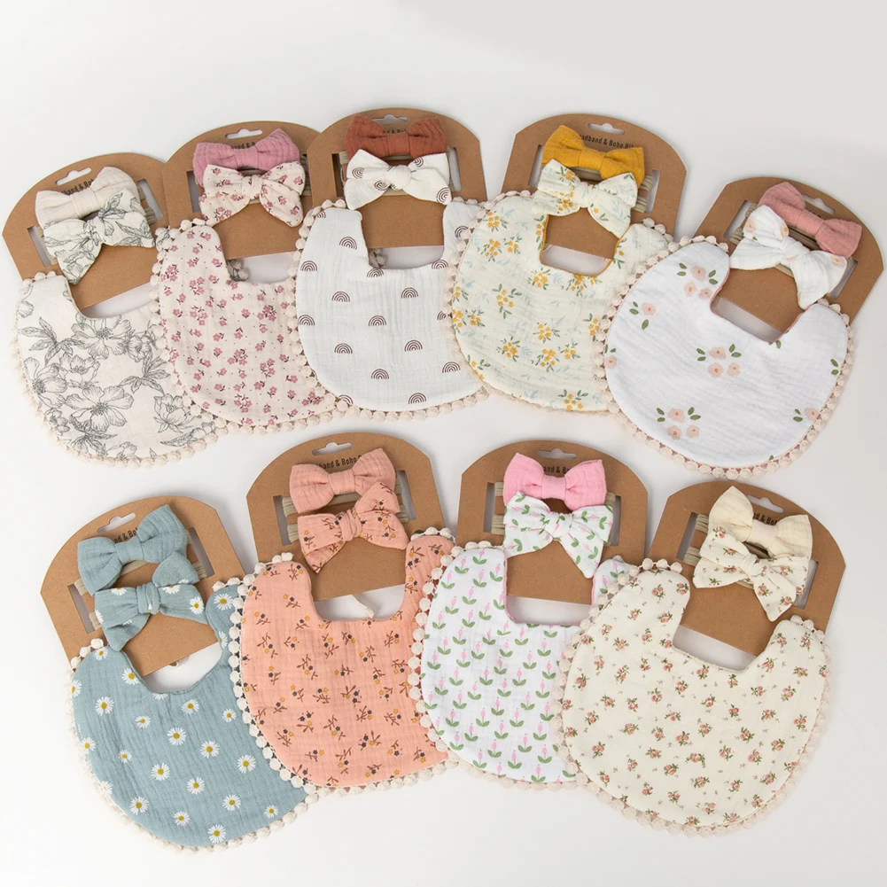 Set baberos florales bebé con diademas, toalla eructo y gorros
