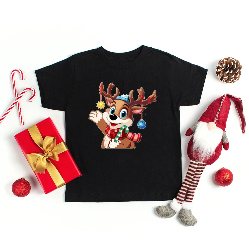 Camiseta Feliz Navidad en diferentes contextos festivos