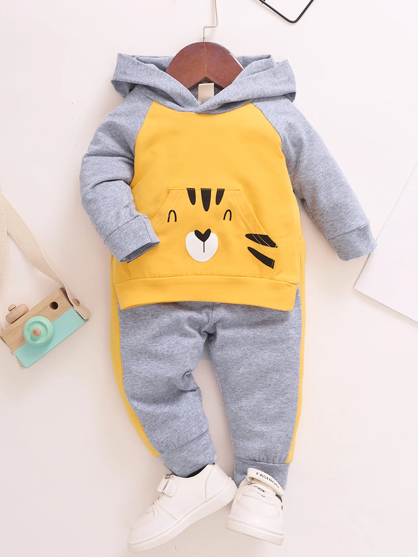 Camiseta con capucha de manga larga con diseño de tigre