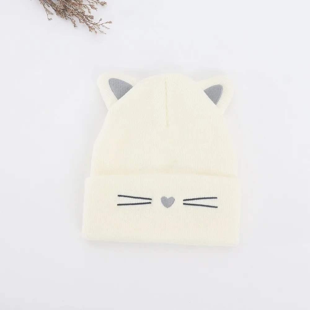 Gorro blanco con orejas de gato
