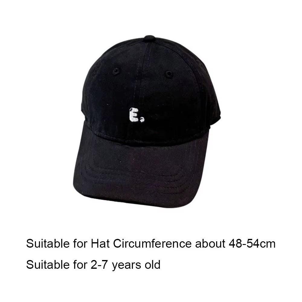 Vista frontal de la gorra infantil con letras bordadas