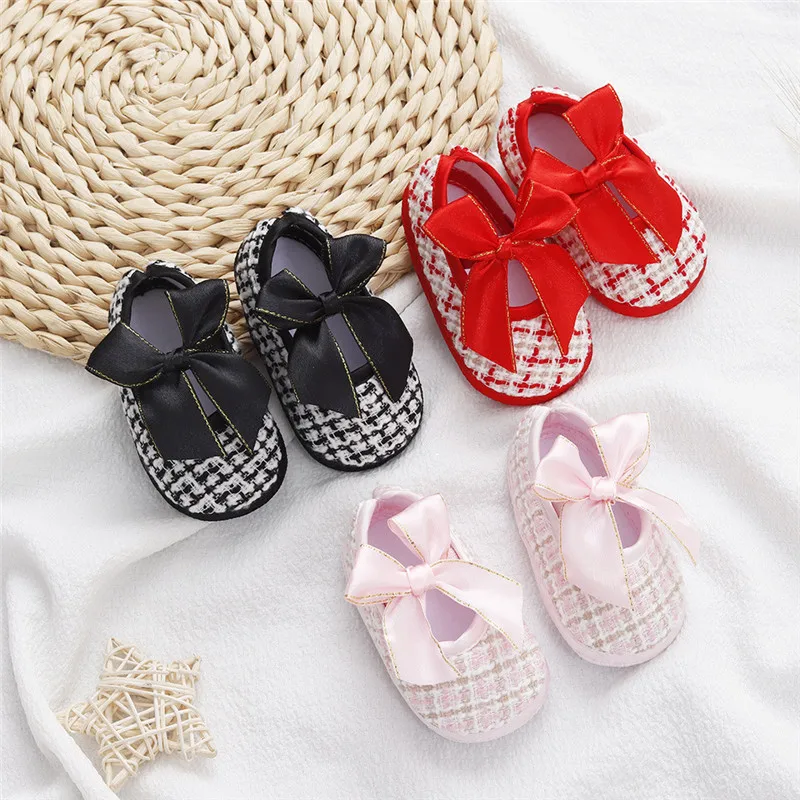 Zapatos planos de bebé con lazo y estilo princesa