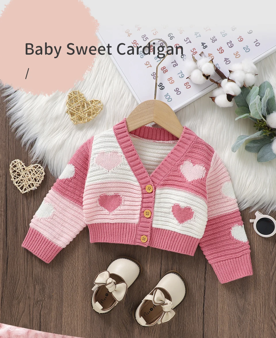 Chaqueta de punto con corazón rosa para bebé frontal