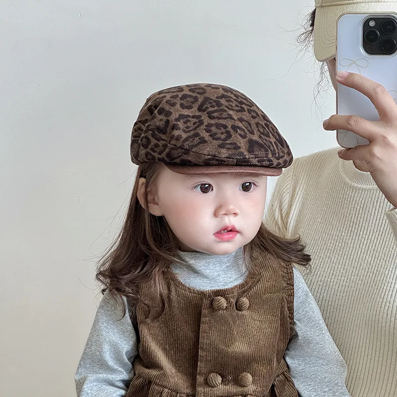 Sombrero infantil de leopardo con visera