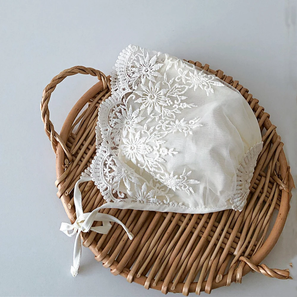Sombrero de encaje para bebé niña con flores bordadas y volantes