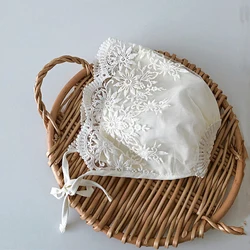 Sombrero de encaje para bebé niña con flores bordadas y volantes