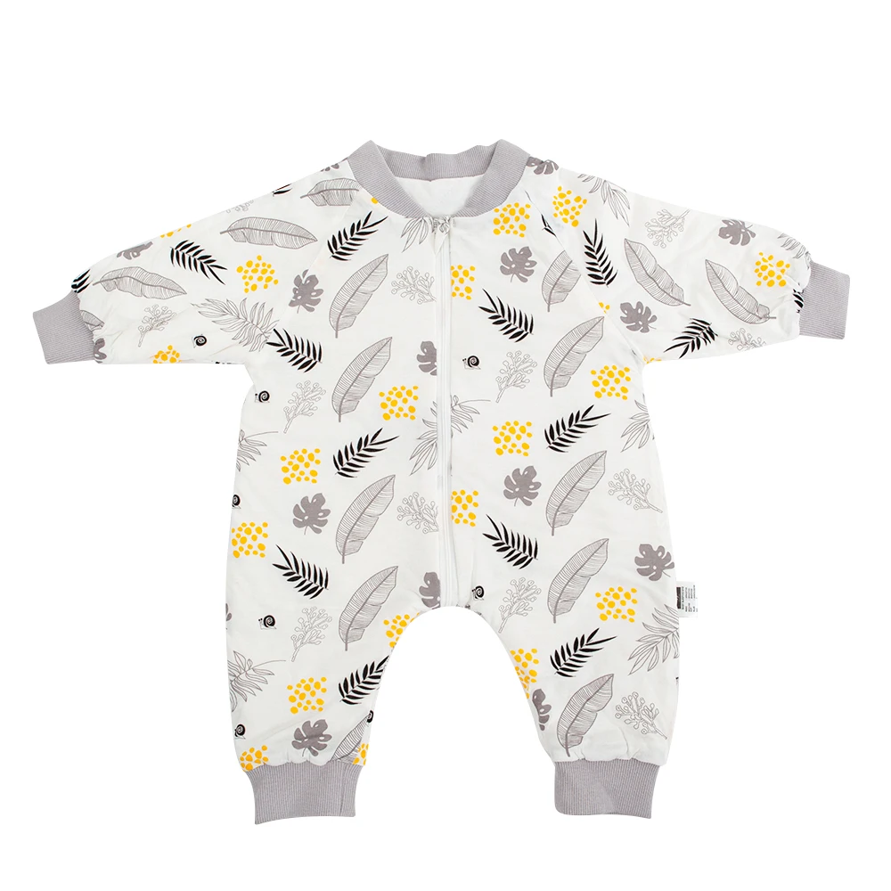 Detalle del estampado hojas caracol del saco de dormir infantil
