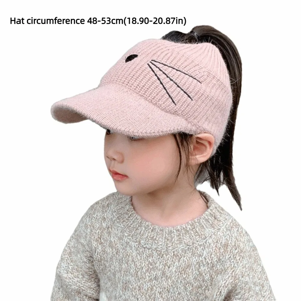 Gorro negro con orejas de gato y tapa vacía