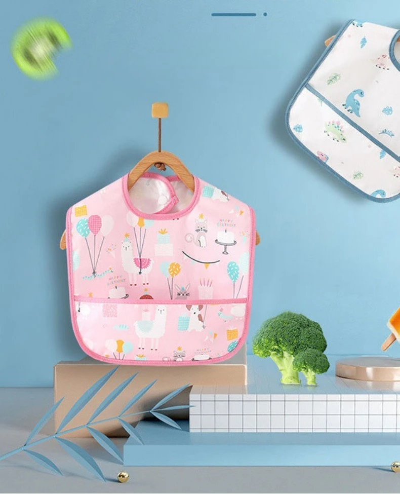 Baberos impermeables con estampado infantil