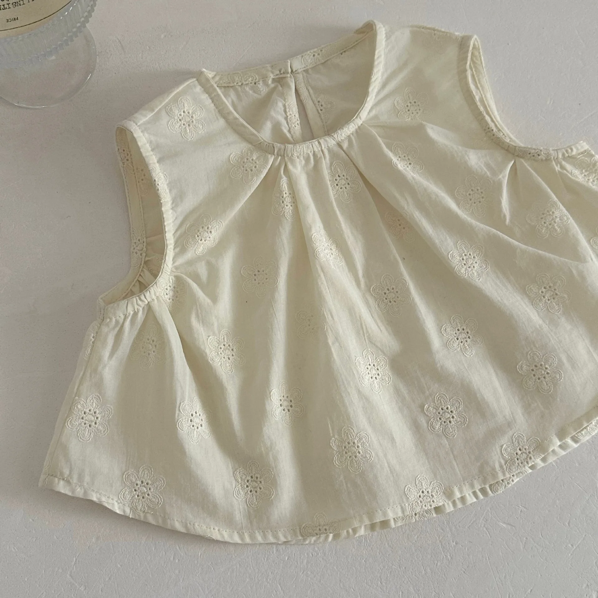 Conjunto bebé niña dos piezas con falda, chaleco bordado y camiseta - imagen 4