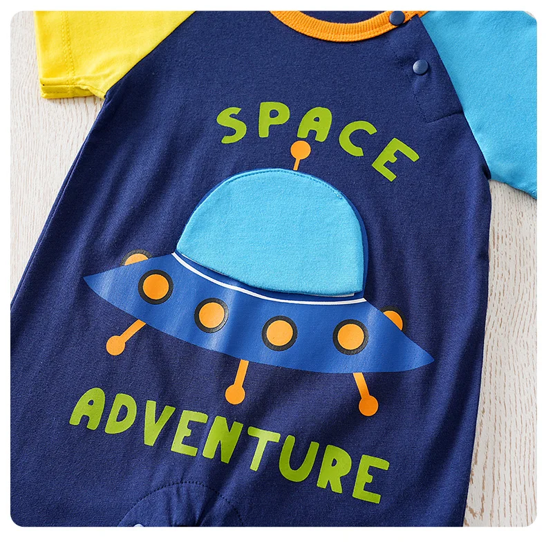 Pijama de una pieza con temática de ovnis