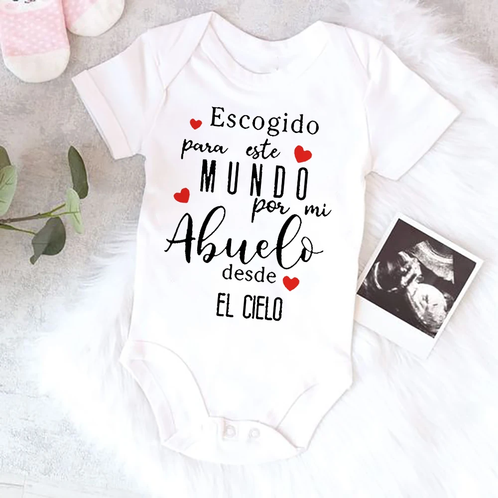 Bebé durmiendo con el body puesto, mostrando el estampado y el ajuste cómodo