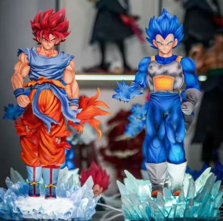 Vista frontal de la figura de Vegeta Super Saiyan con base LED