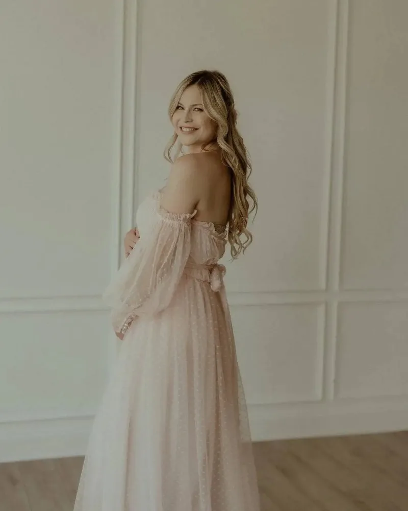 Look de maternidad con hombros descubiertos para fotos