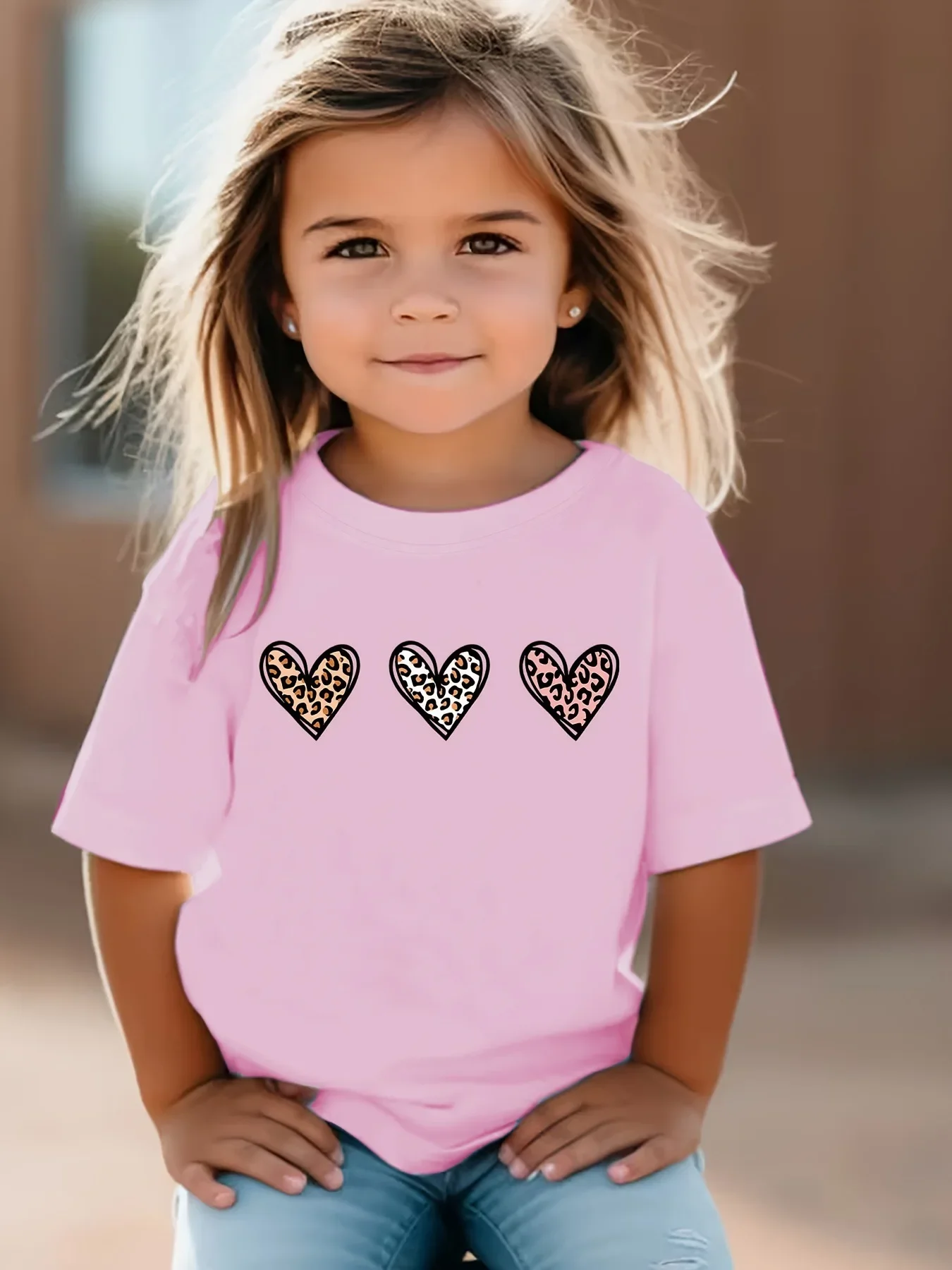 Niña probándose la camiseta