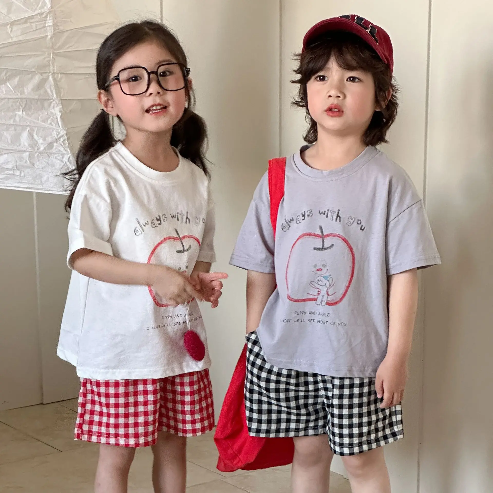 Conjuntos verano para niños: camiseta con manzana y shorts a cuadros - imagen 3