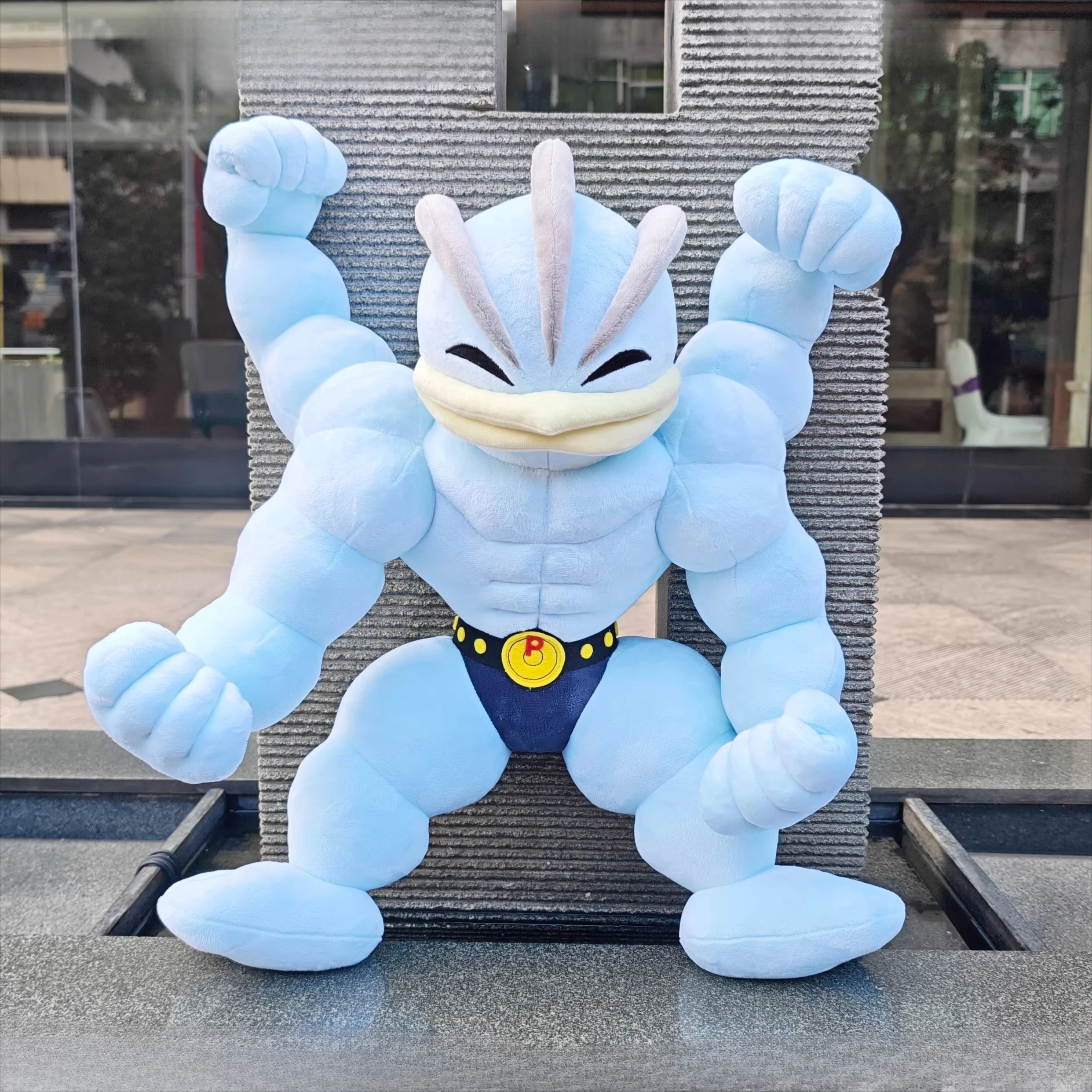 Peluche Machamp frontal mostrando detalle de costuras