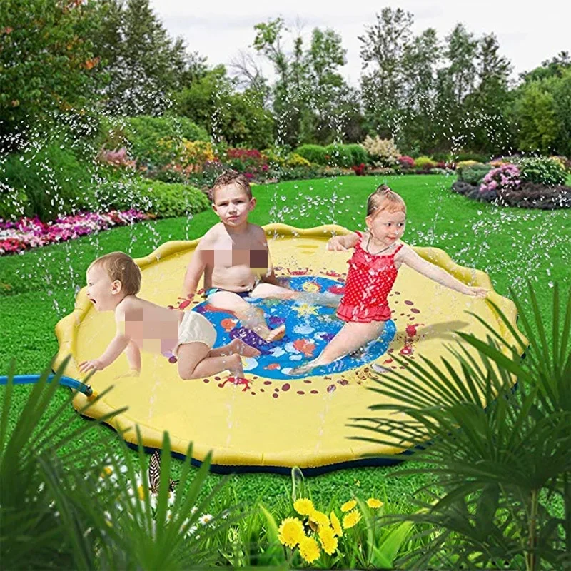 Aspersor y superficie de juego inflable