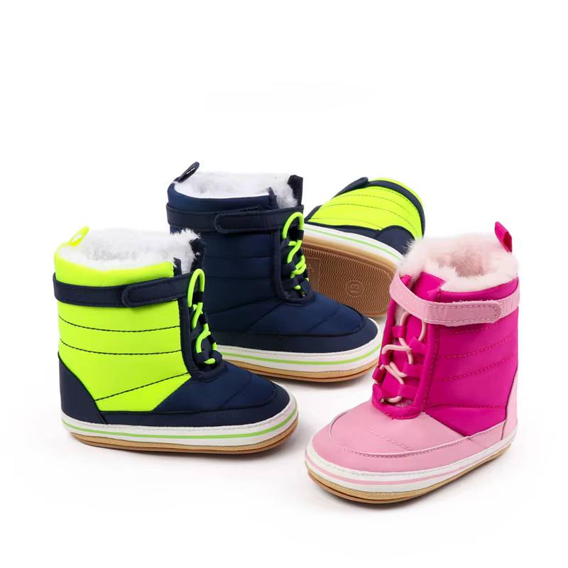 Botas de felpa para niños pequeños vista frontal