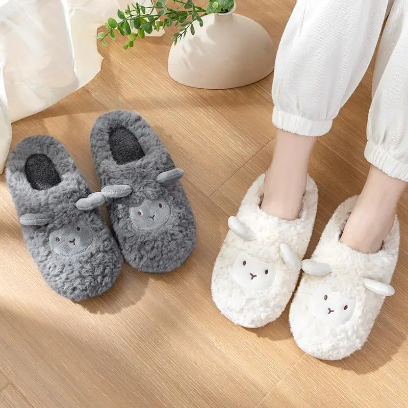 Persona usando las zapatillas en interior de salón con sofá