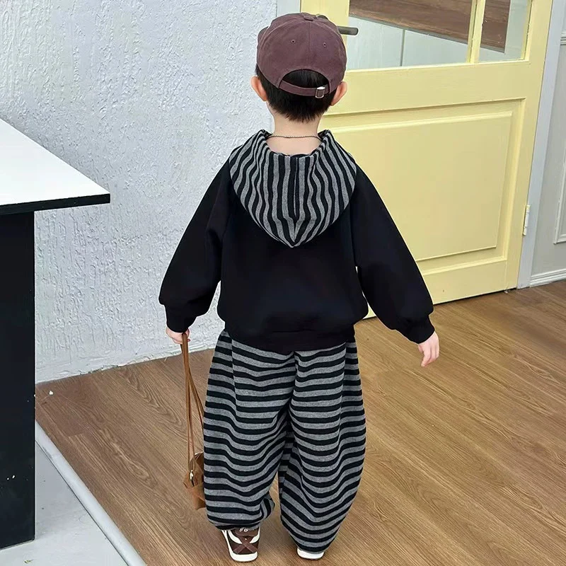 Conjunto deportivo infantil sudadera con capucha y pantalón a rayas - imagen 4