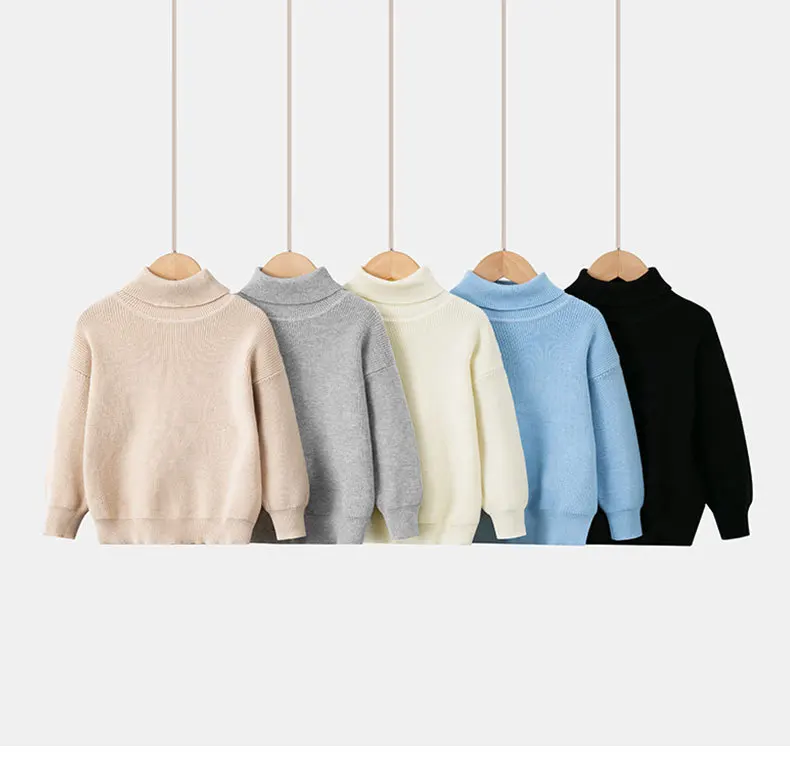 Jersey infantil de cuello alto en ambiente otoñal