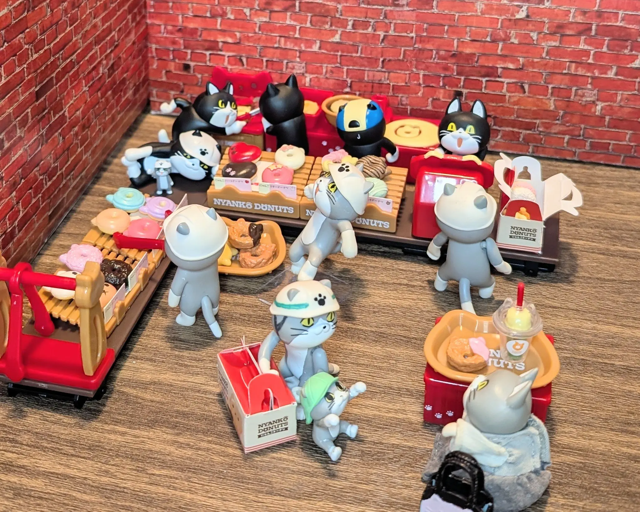 Detalle de figuras en estilo gashapon