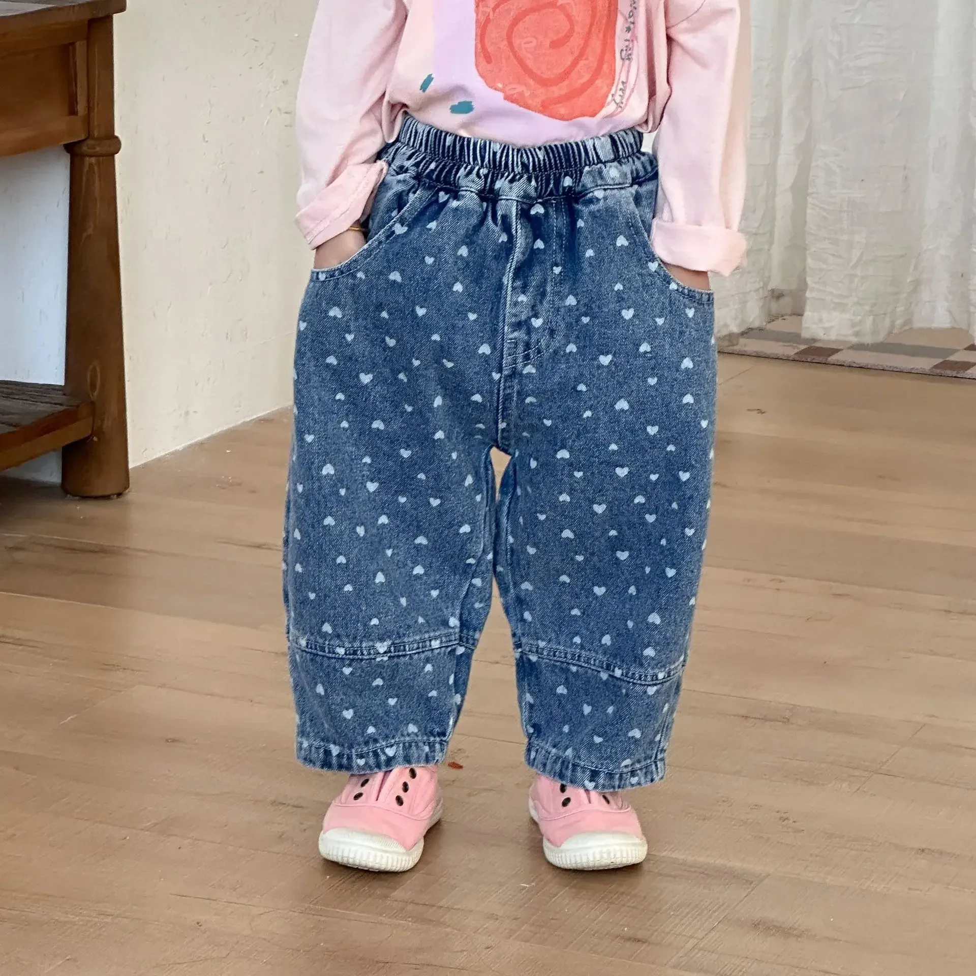 Vaqueros sueltos de primavera para niños con estampado corazones - imagen 2