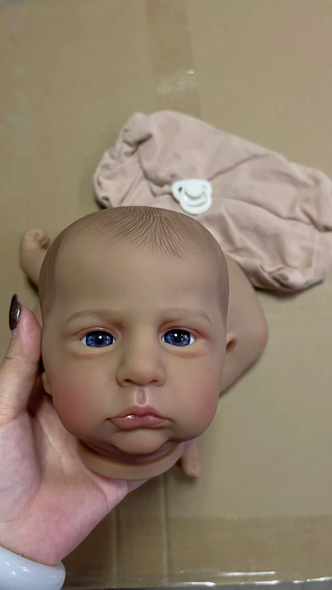 Muñeca Reborn Cameron pintada: bebé realista con muchos detalles - imagen 2
