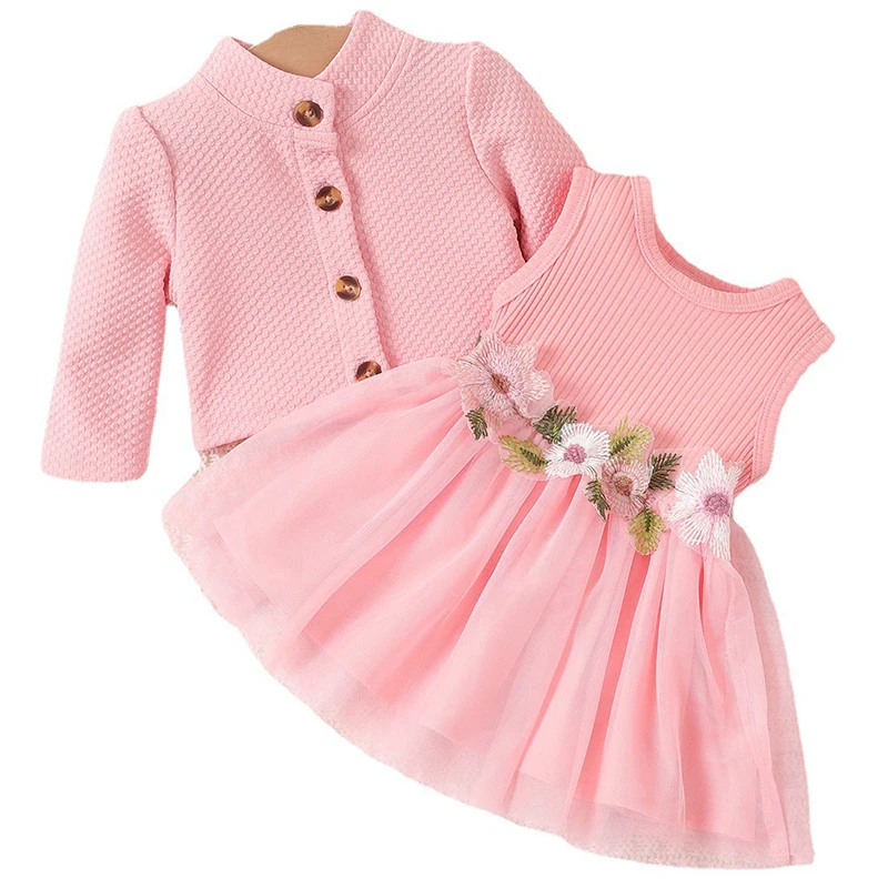 Conjunto recién nacido niña – Abrigo liso y vestido de flores con encaje