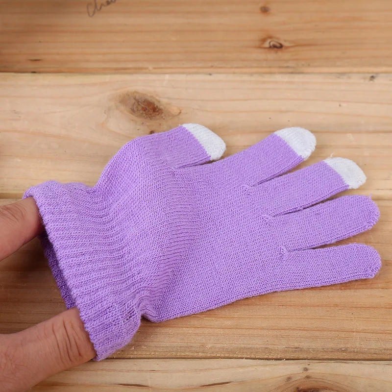 Modelo de guantes con personajes estilo caricatura