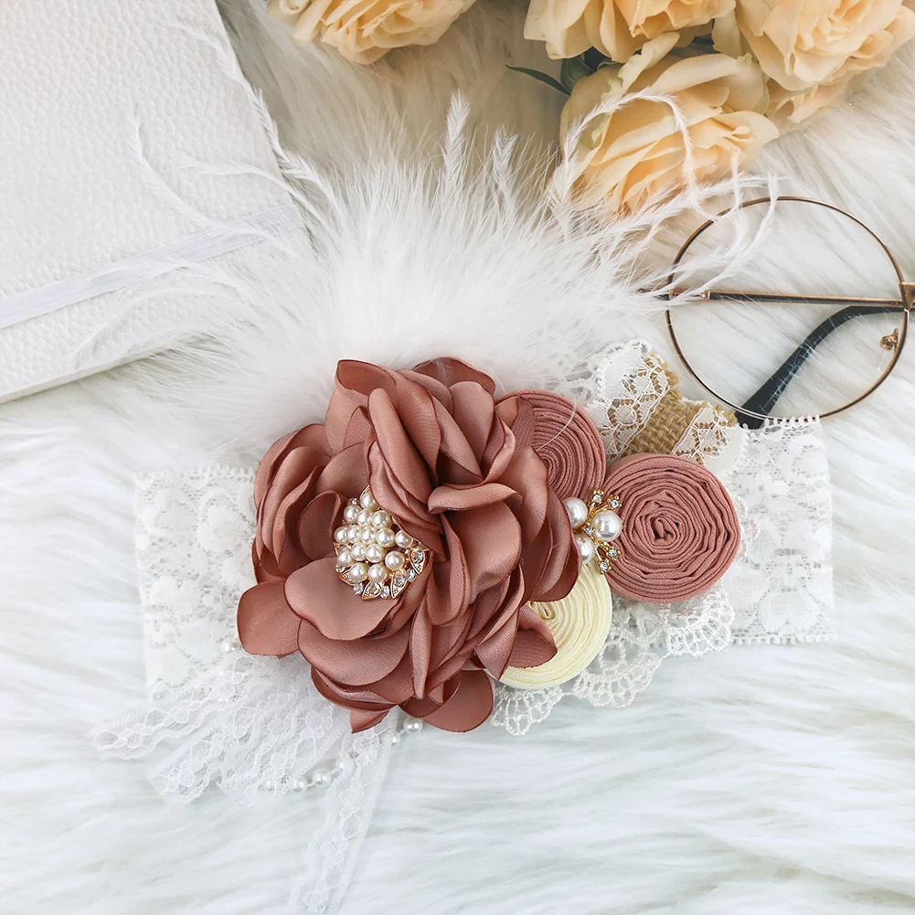 Diadema floral vintage con plumas y perlas para niña - imagen 3