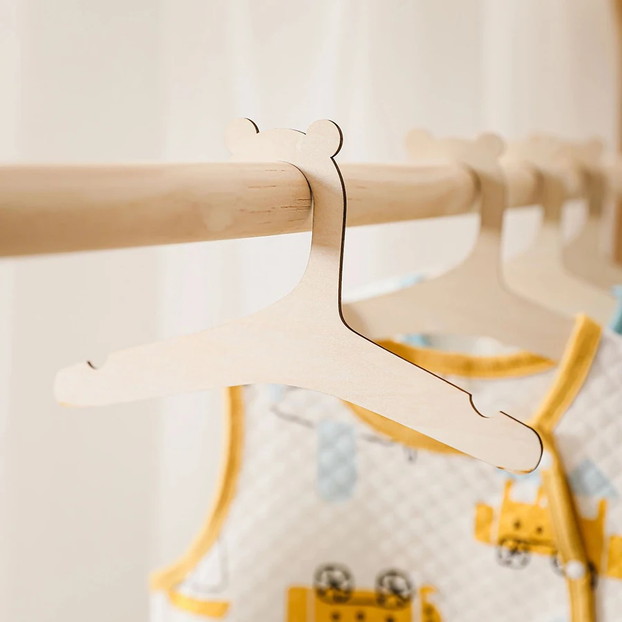 Perchas en madera creativas para la ropa de bebé y decoración infantil - imagen 3