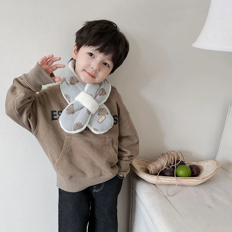 Combinación de la bufanda con ropa de invierno infantil