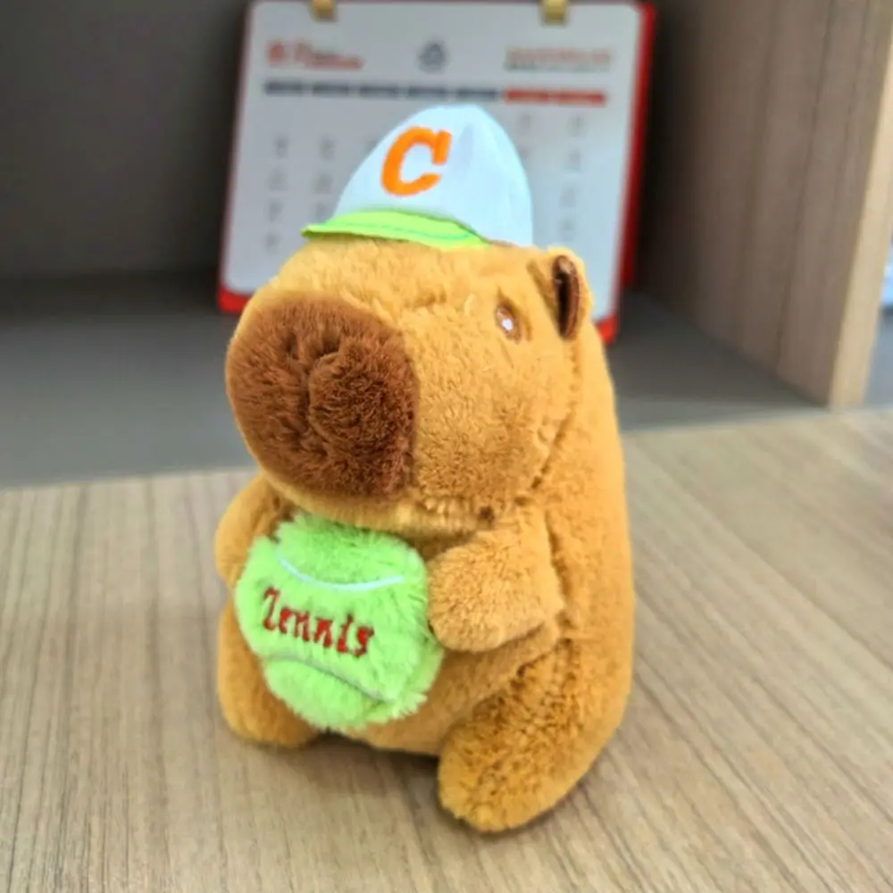 Capibara de peluche usado como llavero en una mochila