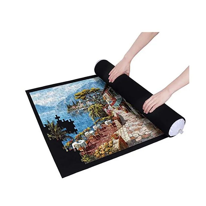 Mano enrollando el tapete con el puzzle dentro