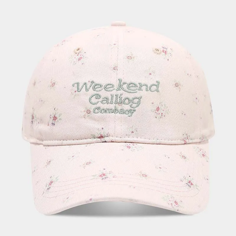 Gorra en un look casual de exterior