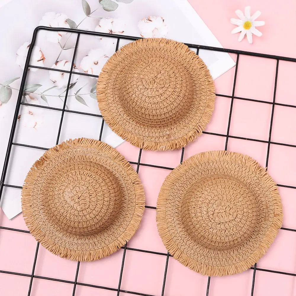 Vista frontal del mini sombrero para casa de muñecas